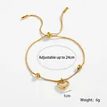 Detailoverzicht van verstelbare gouden hartarmband met 24 cm ketting en gepolijste kralen - Hart Armband