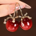 Elegante goldene Kirsch-Ohrringe mit rotem Harz und funkelnden Zirkonia-Steinen - Haken-Stil / Rot