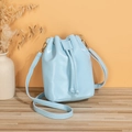 Bolso saco minimalista en cuero PU azul claro con cordón y detalles dorados - Azul