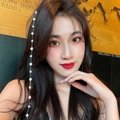Elegante cadena larga para el cabello con perlas blancas colgada en pelo largo oscuro - Cadena de Pelo Larga con Perlas