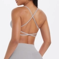 Détail de la brassière de sport gris clair avec bretelles croisées et tissu extensible - S / Hauts / Gris Givré
