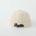 Dettaglio del cappello miki in velluto a coste crema con ricamo Bostons nero sul bordo - 52cm (2-5 Anni) / Beige