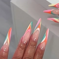 Extra lange Stiletto-Kunstnägel mit bunten Regenbogen-Linien und kleinen Strasssteinen - Kleber-Typ
