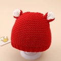Detailansicht der handgefertigten roten Baby-Strickmütze mit süßen bunten Ohren - 5-20 Monate / Rot