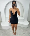 Dettaglio di un abito attillato nero con scollo a V profondo e anelli in metallo argentato - S / Nero