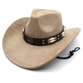Détail d'un chapeau de cowboy en daim kaki avec emblème de tête de taureau et lien en cuir - M (56-58cm) / Chameau