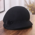 Elegante cappello cloche nero in lana di visone con nastro decorativo e pompon di pelliccia - M (56-58cm) / Nero