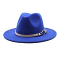 Gros plan du chapeau fedora bleu roi en laine avec ruban en cuir et boucle dorée - Bleu saphir