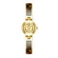 Dettaglio delle maglie in resina tartarugata e cassa dorata di un orologio al quarzo - Quadrante Champagne