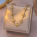Gouden armband met kruisjes in Byzantijnse stijl op juwelendoos met warme belichting - Ketting / Goud