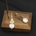 Boucles d'oreilles perles baroques avec finition dorée martelée et design élégant - Clou Long Blanc Petit-12mm
