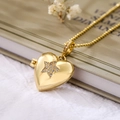 Ciondolo a cuore dorato con zircone a stella su libro d'epoca e fiori secchi - Motivo Stella (23347)