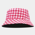 Detail van rood-witte houndstooth vissershoed met brede rand en zwarte voering aan de binnenkant - M (56-58cm) / Rood/Rood en Wit Houndstooth