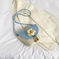 Sac seau en paille bleu clair à fleurs avec texture tissée beige et fine bandoulière - Bleu