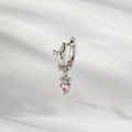 Zilveren strik oorbel met roze hartvormige edelsteen hanger en kleine kristallen - Roze (Per stuk)