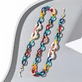 Makroaufnahme einer bunten Brillen-Kette aus Acryl mit goldenen Karabinern und Schlaufen - Bunt/Kontrast