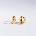 Elegante Goldene Creolen mit weißen Emaille-Streifen im minimalistischen Croissant-Design - Weiß