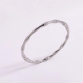 Vue détaillée d'un bracelet bambou en acier inoxydable argenté avec polissage miroir - Style Bambou / Argent