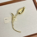 Detaillierte Makroansicht einer goldenen Tulpenbrosche mit spiegelpolierter Oberfläche - Goldene Tulpen-Brosche Z-3904