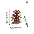 Décoration de Noël en forme de pomme de pin brune de 6 cm sur un fond blanc uni - Pin de l'Huile en Plastique de 6cm