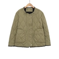 Legergroene gewatteerde jas met knoopsluiting en grote zakken op houten hanger - XS / Matcha Groen