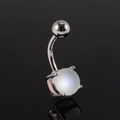 Gros plan d'un piercing nombril argenté avec opale irisée et sertissage à griffes poli - 1.6x10x5x8mm / Blanc