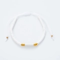 Minimalistisches weißes Steinperlenarmband mit goldenen Akzenten, handgefertigt - Weiß