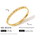 Detail van gouden roestvrijstalen armband met geometrische textuur en zes parels - Parel Geometrische Textuur Armband(NB-B6354)