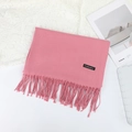 Écharpe rose effet cachemire avec franges et étiquette de qualité sur fond blanc épuré - 70×200cm / Peau Claire Rouge