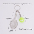 Mini tennisracket sleutelhanger met realistische gele bal en glanzende zilveren details - 2.6cm Groot / Zilver Racket + 2.6cm Fluorescerende Groene Bal