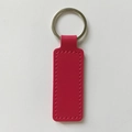 Dettaglio del portachiavi in pelle PU rossa con doppia cucitura e anello in metallo - Rosso