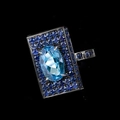 Makroaufnahme von Silberring mit großem hellblauen Stein und dunkelblauen Pavé-Kristallen - US 7 / Seeblauer Hauptstein + Blauer Zirkonia (H190)