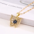 Collar de mariposa dorado con gemas azules y circonitas en una fina cadena de eslabón - Azul oscuro