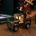 Makro-Detail der grünen Vintage-Weihnachtstruck-Laterne mit leuchtender LED-Szene auf Holz - Dunkelgrün