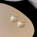 Détail de boucles d'oreilles cœur en perles dorées avec texte Love gravé sur les clous - Boucles d'Oreilles Puces Cœur en Nacre Blanche G291 Or