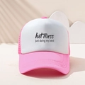 Roze en witte trucker pet met de gedrukte tekst Hot Mess Just Doing My Best - Roze