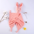 Détail doudou en mousseline de coton rose avec tête de lapin et coins à nouer doux - 30*30 cm / Lapin Rouge Pastèque