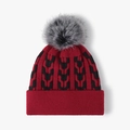 Berretto invernale in maglia a motivo rosso e nero con un pompon grigio in ecopelliccia - Taglia unica / Rosso vino (24B025)