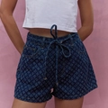Pantaloncini di jeans a vita alta blu scuro con trama floreale sfrangiata e coulisse in vita - S / Blu