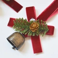 Decorazione natalizia con fiocco di velluto rosso, aghi di pino e campanella vintage - Fiocco di Velluto Rosso Campanello Piatto