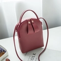 Mini sac à bandoulière bordeaux en cuir PU avec double fermeture éclair et bandoulière - Rouge