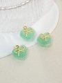 Tres colgantes de corazón verde con textura de azúcar y lazos dorados para bisutería - verde claro