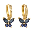 Elegante goldene Schmetterlingsohrringe mit marineblauen Zirkoniasteinen auf weißem Grund - Dunkelblau
