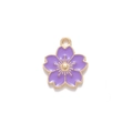 Dettaglio del ciondolo fiore di ciliegio viola con bordi dorati e smalto lucido - 18*20mm / Viola