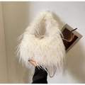 Weiße flauschige Plüschhandtasche mit goldener Kette für einen modischen Herbst-Winter-Look - Gebrochenes Weiß
