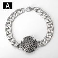 Dettaglio della croce celtica vichinga argento su un bracciale a catena cubana in acciaio - A-Nodo Celtico / 18cm Lunghezza x 12mm Larghezza