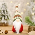 Kerstkabouter met rode gebreide muts en witte baard op een sfeervolle kerstachtergrond - Stijl B Sneeuwvlok Gebreide Muts Kabouter