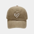 Détail de la casquette de baseball kaki délavée vintage avec broderie coeur - Kaki