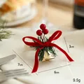 Rond de serviette de Noël avec nœud en velours rouge, baies, pins et cloches - Aiguilles de Pin Nœud Baie Cloche