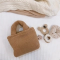 Sac à main en polaire peluche marron avec accessoires de coiffure assortis sur fond blanc - Camel